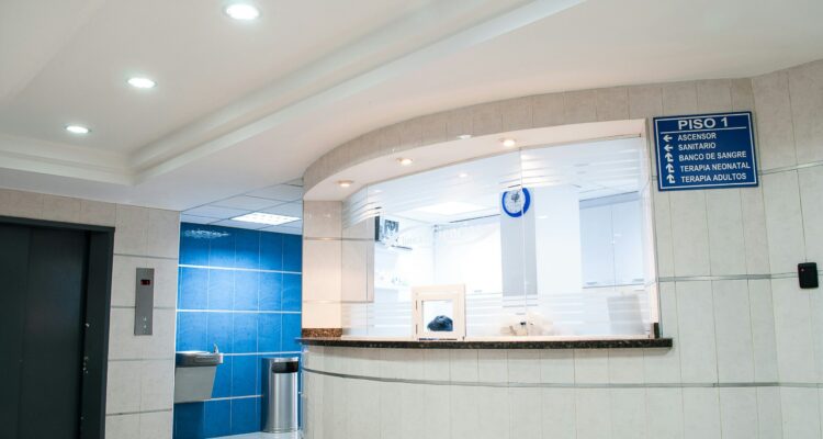 Balcão de recepção de uma clínica ou hospital