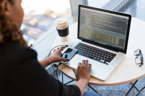 Profissional analisando indicadores de agendamento em um notebook